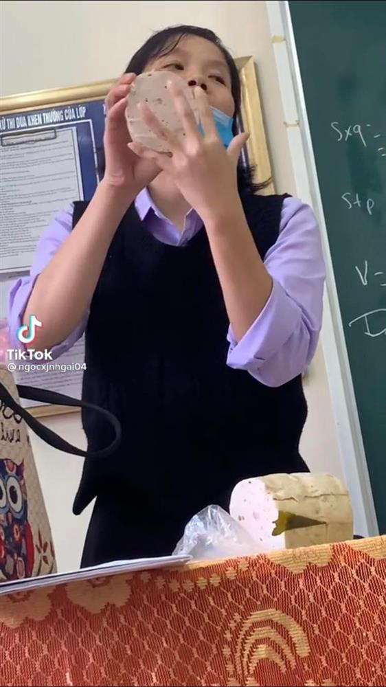 Cô giáo dạy về hình trụ nhưng không có gì làm ví dụ bèn lấy một thứ ra, học trò nhìn xong chắc chẳng còn tâm trí học hành-1