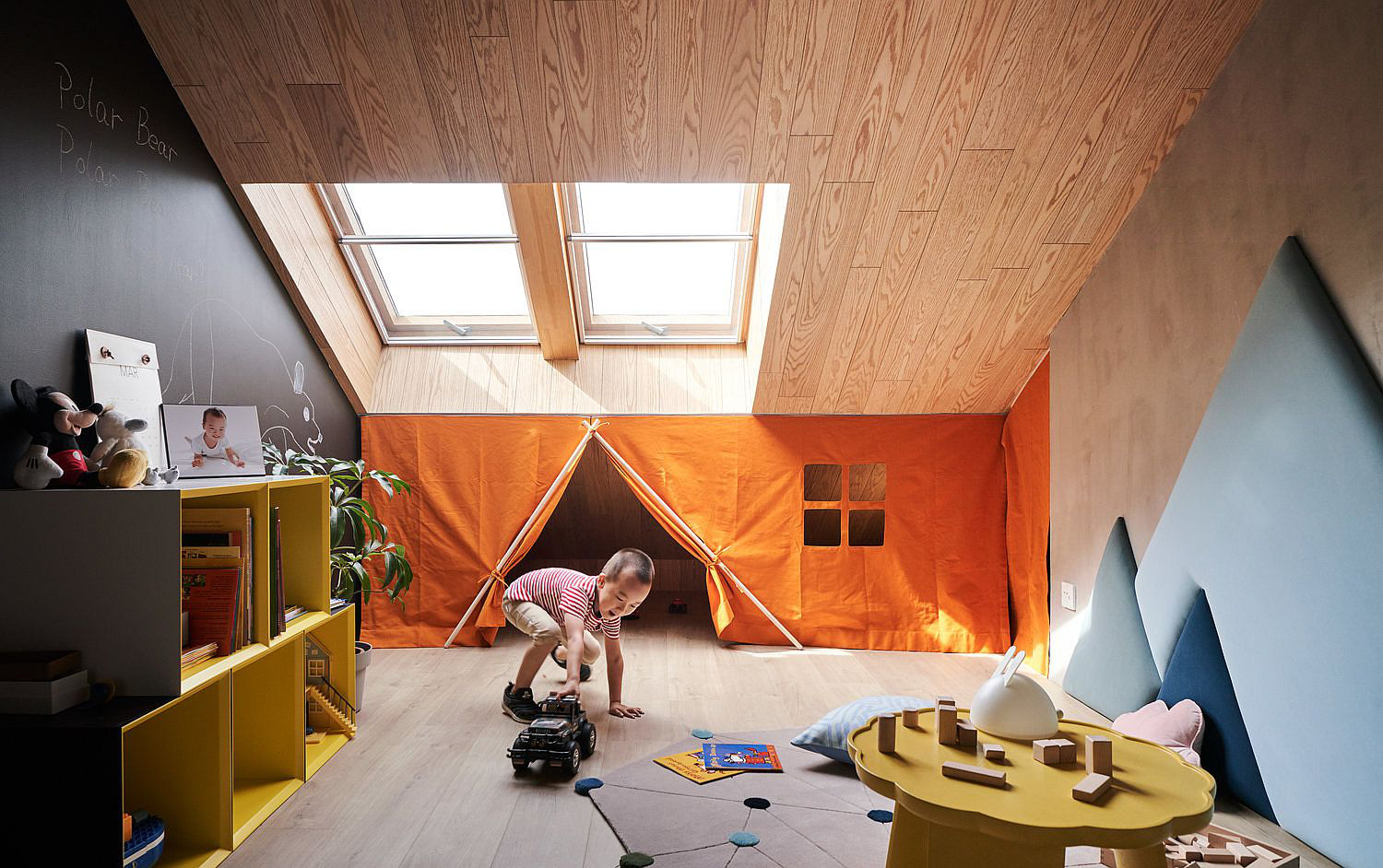 Căn hộ có tầng lửng tràn ngập ánh sáng cho gia đình trẻ-9