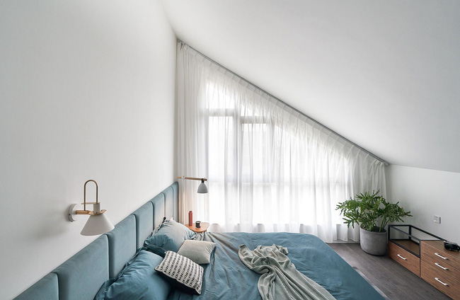 Căn hộ có tầng lửng tràn ngập ánh sáng cho gia đình trẻ-16