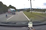 Bạt trên xe tải rơi trúng mặt người đi đường, khoảnh khắc kinh hoàng sau đó khiến ai cũng rụng rời