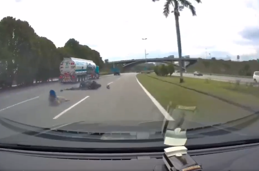 Bạt trên xe tải rơi trúng mặt người đi đường, khoảnh khắc kinh hoàng sau đó khiến ai cũng rụng rời-1