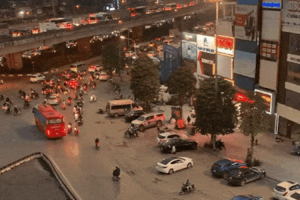 Clip: Hai thanh niên vứt xe, lao vào đánh nhau giữa ngã tư phố Hà Nội-1