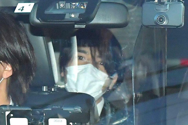 Chồng cựu Công chúa Nhật Bản lần đầu chạm mặt cha mẹ vợ sau khi kết hôn với biểu cảm gây chú ý-2