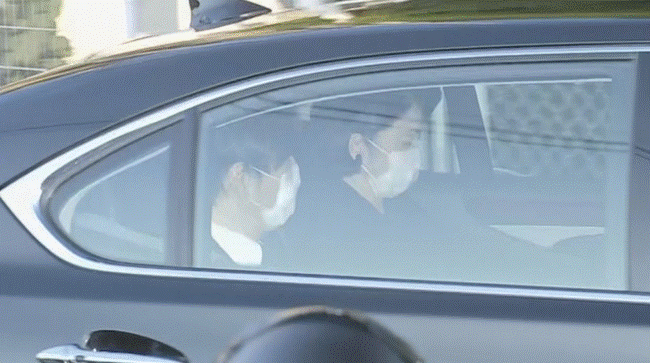 Chồng cựu Công chúa Nhật Bản lần đầu chạm mặt cha mẹ vợ sau khi kết hôn với biểu cảm gây chú ý-4