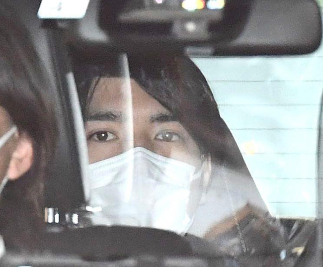 Chồng cựu Công chúa Nhật Bản lần đầu chạm mặt cha mẹ vợ sau khi kết hôn với biểu cảm gây chú ý-5