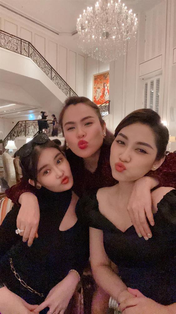 Showbiz Việt có 2 nàng Hậu lúc cô em đăng quang thì cô chị không vừa ý, khi nổ drama lại bỗng thân thiết đến lạ-4