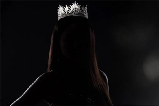Showbiz Việt có 2 nàng Hậu lúc cô em đăng quang thì cô chị không vừa ý, khi nổ drama lại bỗng thân thiết đến lạ