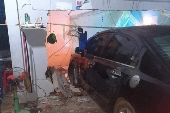 Lái xe vào nhà nghỉ thuê phòng, bất ngờ tông sập tường khiến bé gái 1 tuổi tử vong