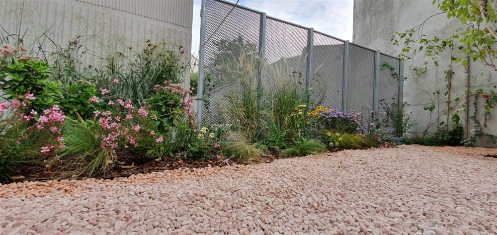 Cách tạo vườn cây trên ban công – không gian thiên nhiên tươi đẹp kết nối giữa bên trong và bên ngoài nhà ở-24