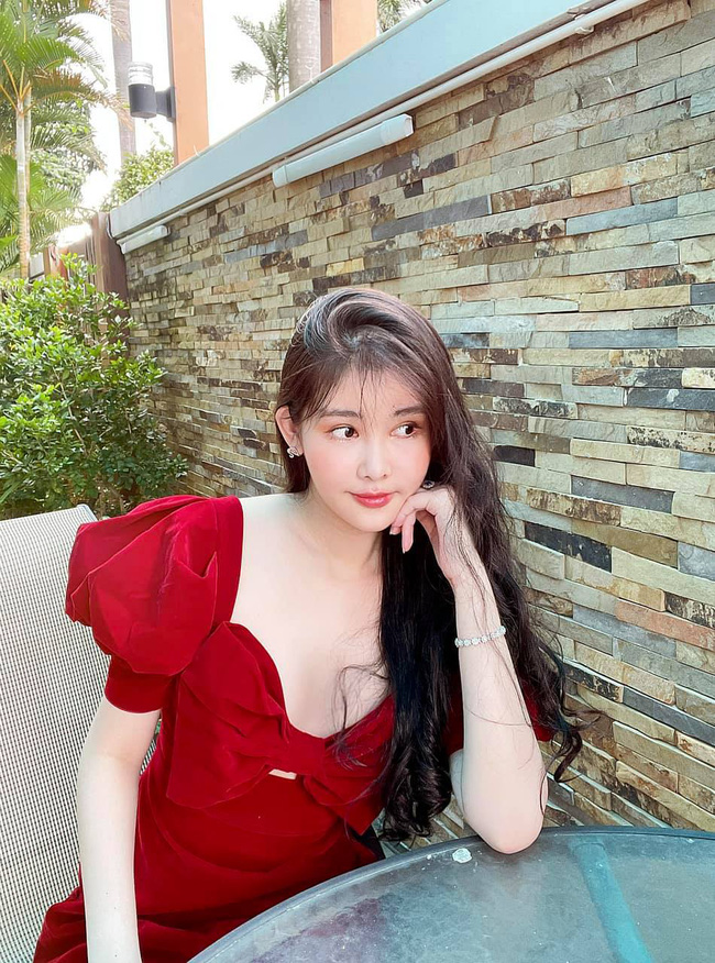 Người đẹp từng bị Hoa hậu Đặng Thu Thảo chỉ trích nhan sắc giờ lột xác sau 4 năm, nhìn bảng thành tích học hành, thăng tiến mới nể-2