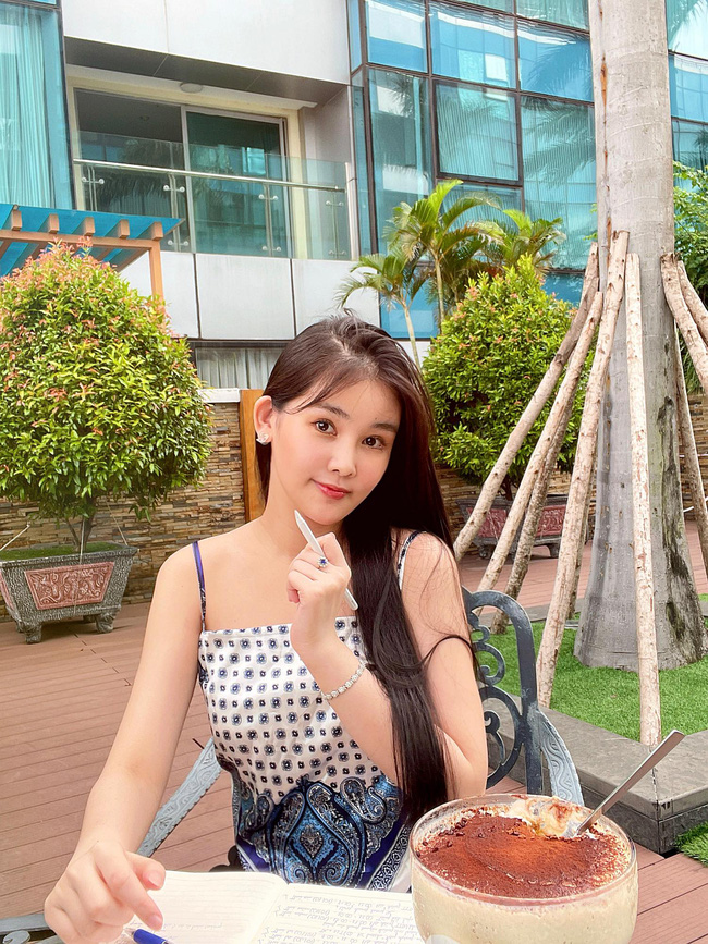 Người đẹp từng bị Hoa hậu Đặng Thu Thảo chỉ trích nhan sắc giờ lột xác sau 4 năm, nhìn bảng thành tích học hành, thăng tiến mới nể-3