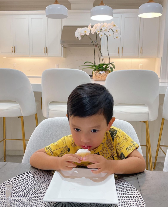 Không gian sống mới rất nhẹ nhàng ấm áp với gam màu xám trắng của Hoa hậu Phạm Hương-11