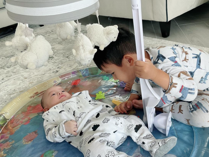 Không gian sống mới rất nhẹ nhàng ấm áp với gam màu xám trắng của Hoa hậu Phạm Hương-12