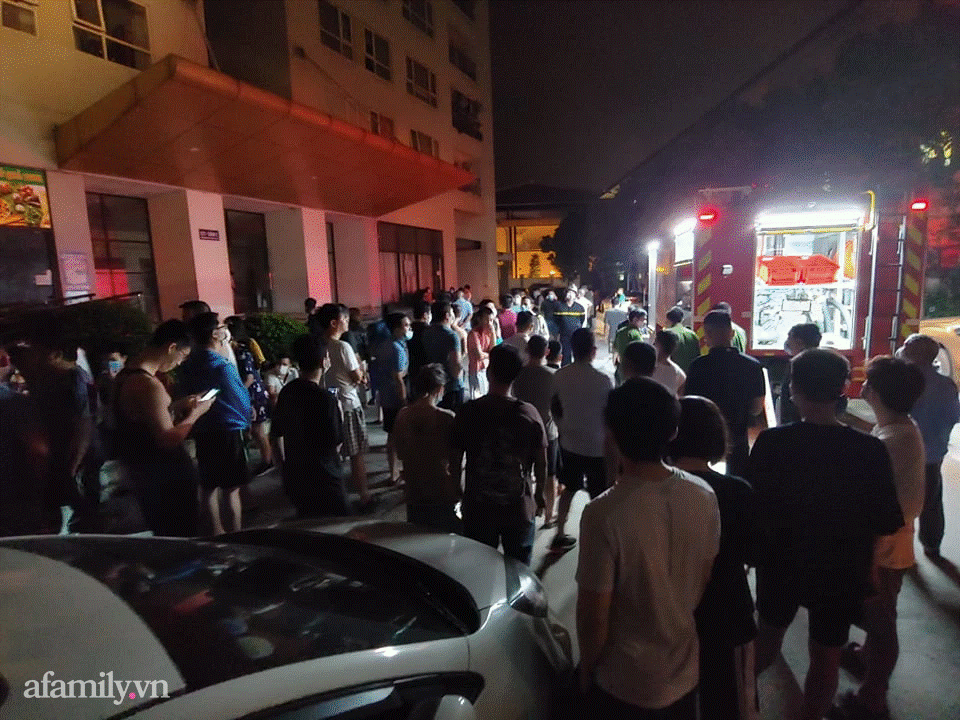 Hà Nội: Hàng nghìn người hốt hoảng chạy thang bộ thoát thân vì cháy chung cư lúc nửa đêm-1