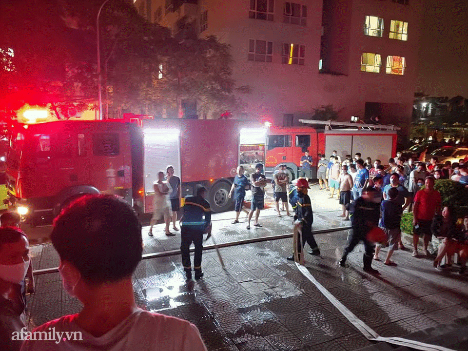Hà Nội: Hàng nghìn người hốt hoảng chạy thang bộ thoát thân vì cháy chung cư lúc nửa đêm-2