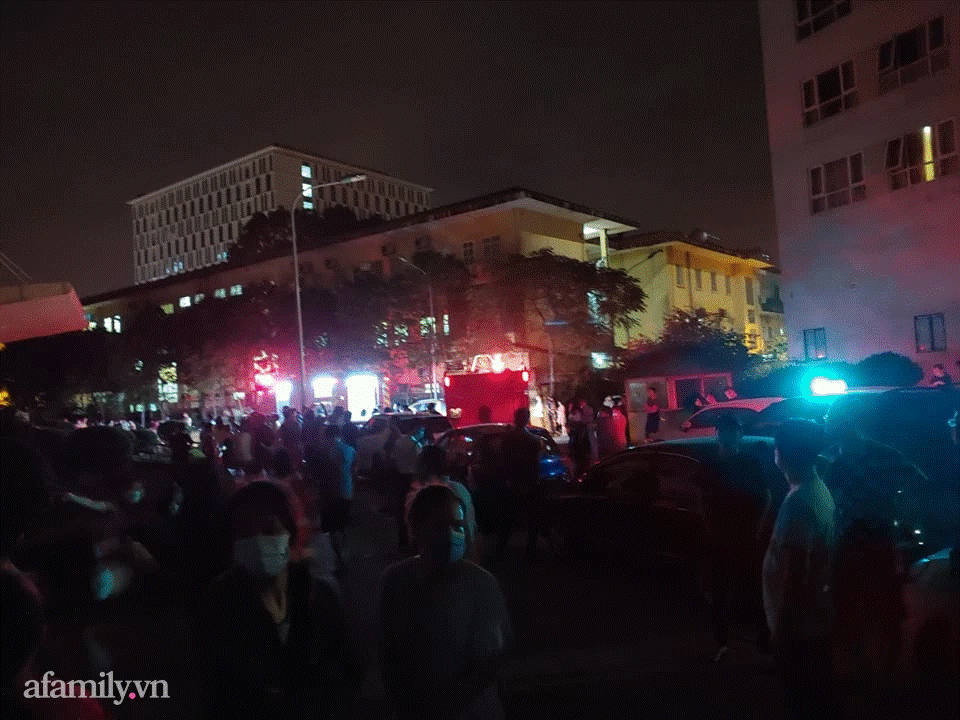 Hà Nội: Hàng nghìn người hốt hoảng chạy thang bộ thoát thân vì cháy chung cư lúc nửa đêm-3