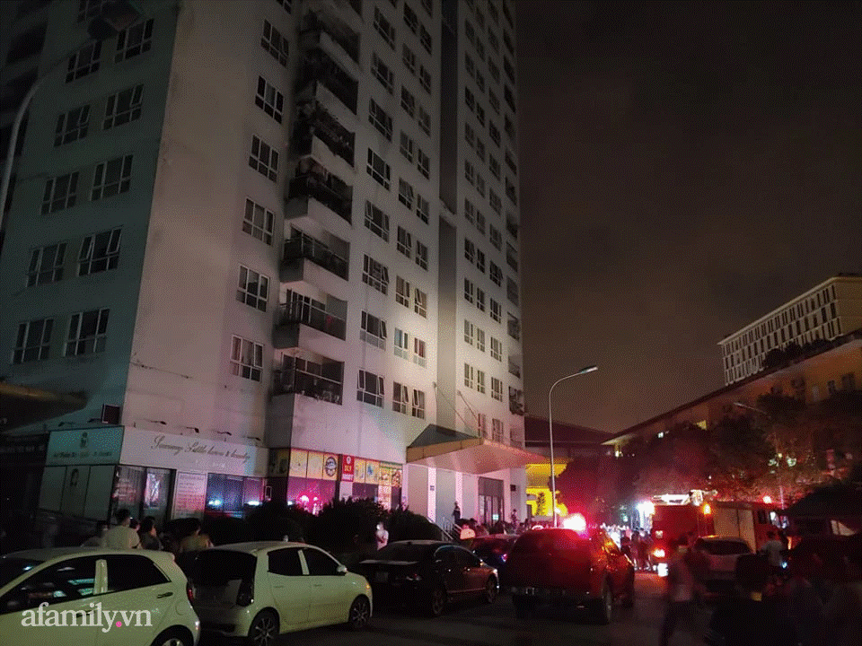 Hà Nội: Hàng nghìn người hốt hoảng chạy thang bộ thoát thân vì cháy chung cư lúc nửa đêm-4
