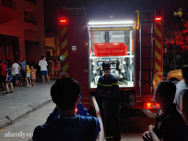 Hà Nội: Hàng nghìn người hốt hoảng chạy thang bộ thoát thân vì cháy chung cư lúc nửa đêm-5