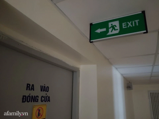 Hà Nội: Hàng nghìn người hốt hoảng chạy thang bộ thoát thân vì cháy chung cư lúc nửa đêm-7
