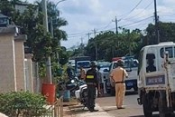 NÓNG: Nhiều cảnh sát đang bao vây đối tượng dùng hung khí khống chế con tin ở Đồng Nai