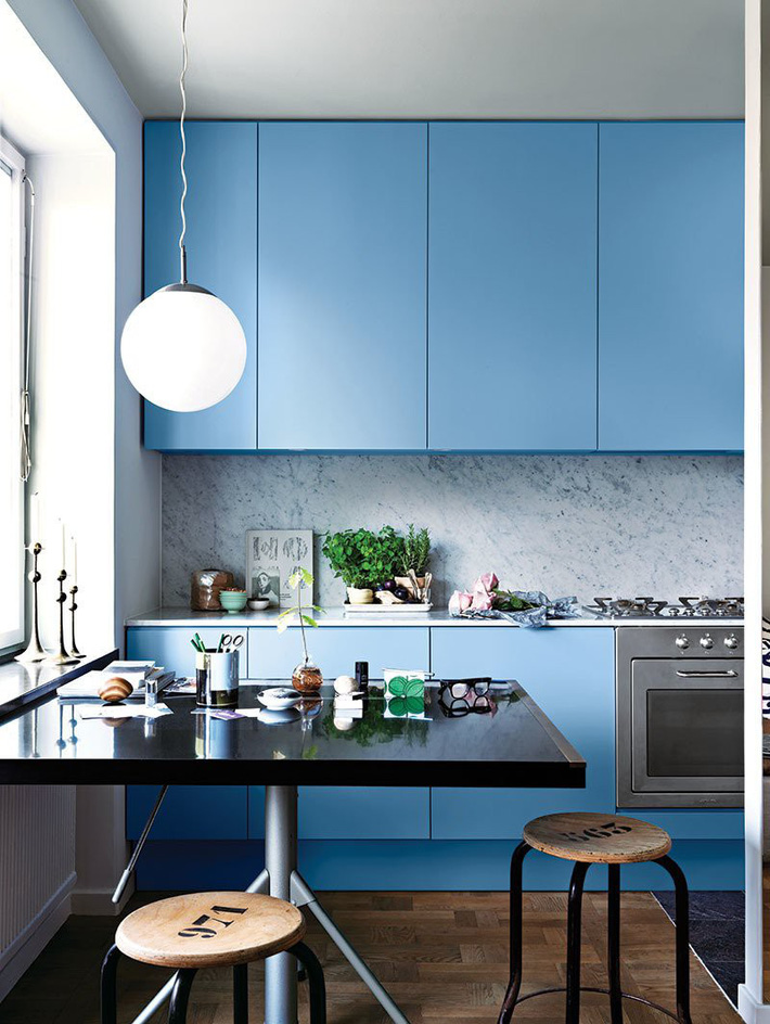 2 căn bếp nhỏ hiện đại và đẹp bất ngờ với gam màu xanh-2