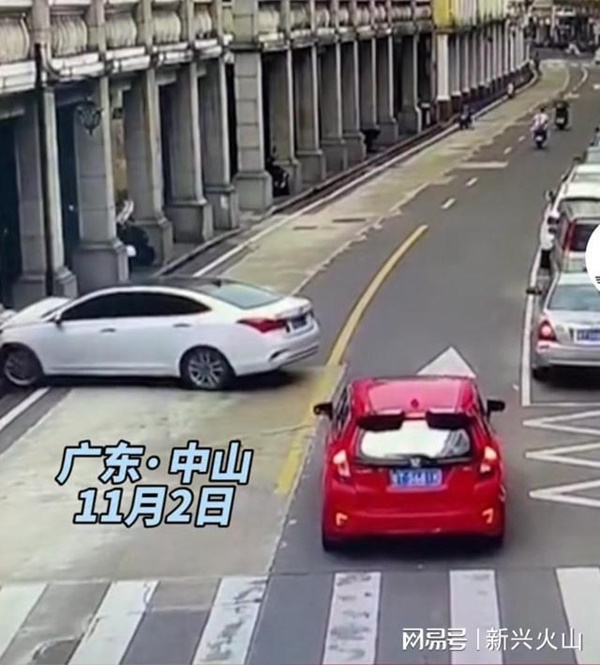 Cô gái mất tay lái gây tai nạn giao thông khiến một người tử vong, danh tính nạn nhân trở thành đề tài bàn tán trên MXH-1