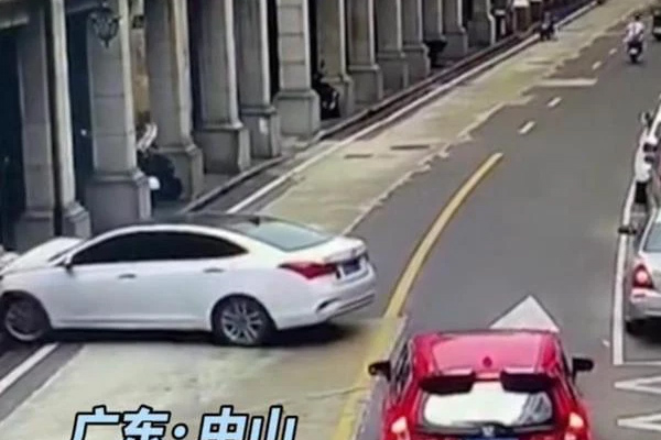 Giơ điện thoại ghi lại khoảnh khắc con chơi trong công viên giải trí, mẹ vô tình quay cảnh con bị siết cổ vì thứ không ngờ tới-4