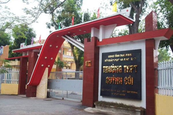 Vụ nam sinh lớp 10 rơi từ tầng 3 xuống sân trường tử vong: Camera an ninh hé lộ nguyên nhân đau lòng-1