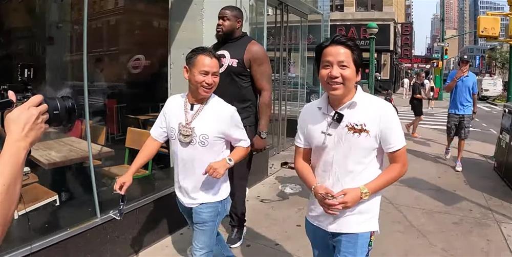 BIẾN CĂNG: Rộ tin Khoa Pug và tỷ phú kim cương Johnny Đặng cạch mặt nhau, thẳng tay xoá hết dấu vết đối phương?-1