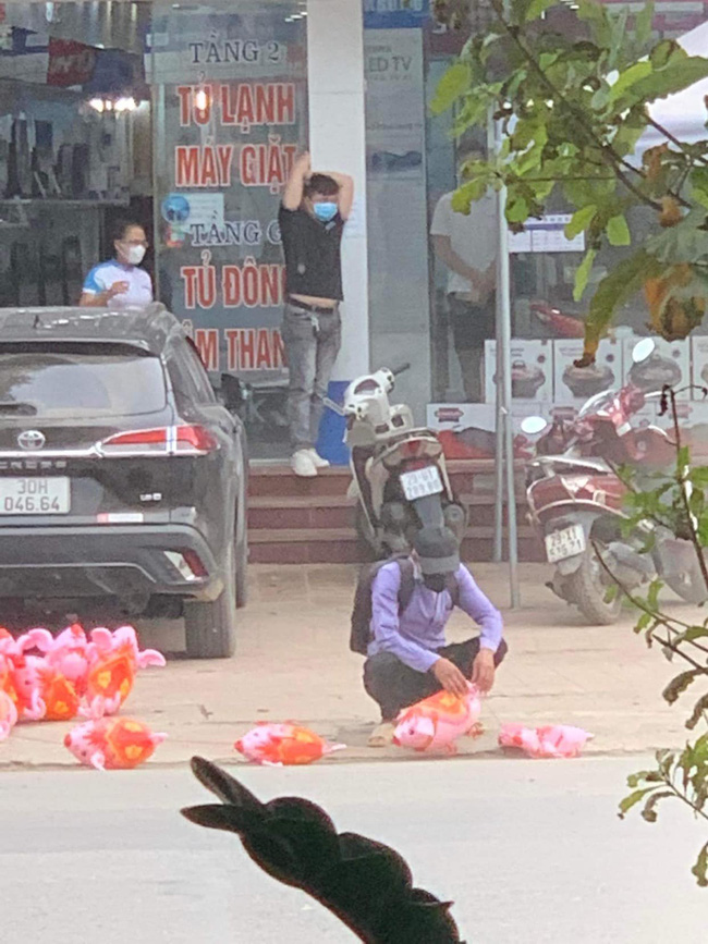 Người đàn ông bán hàng rong bất lực đứng nhìn những chú lợn hơi bị xế hộp đè bẹp, hành động của tài xế gây tranh cãi-1