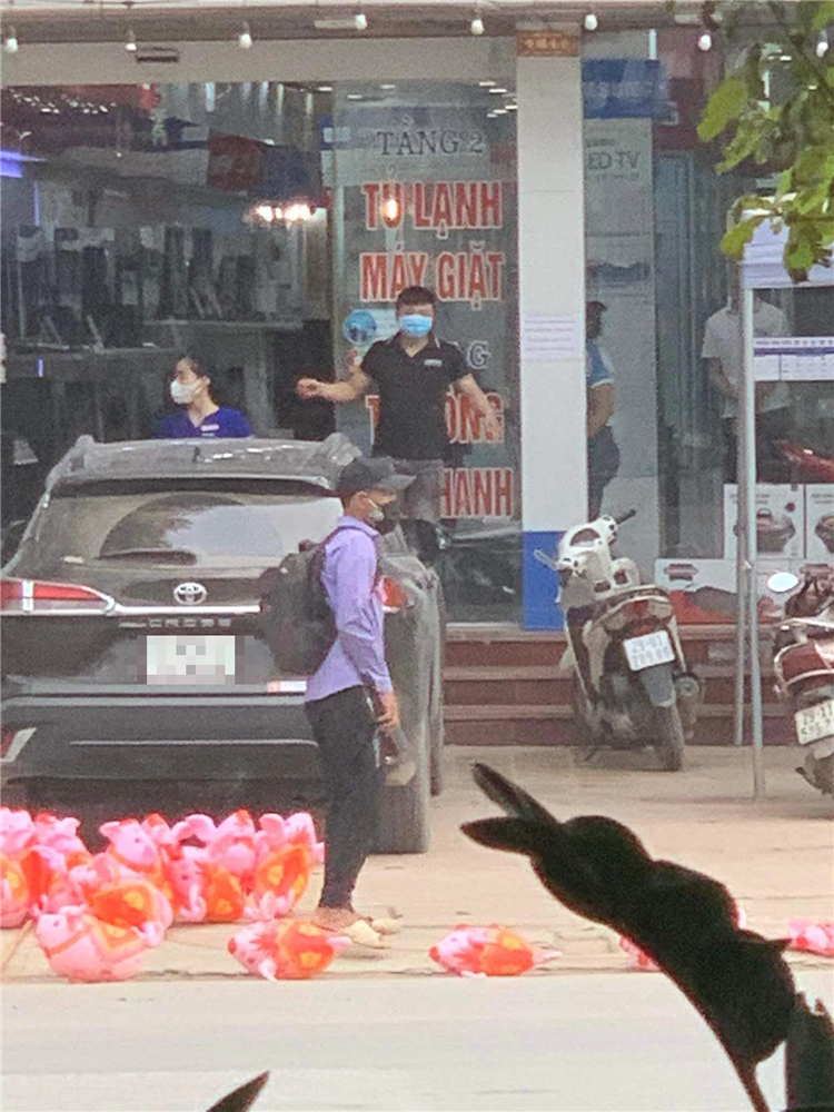 Người đàn ông bán hàng rong bất lực đứng nhìn những chú lợn hơi bị xế hộp đè bẹp, hành động của tài xế gây tranh cãi-2