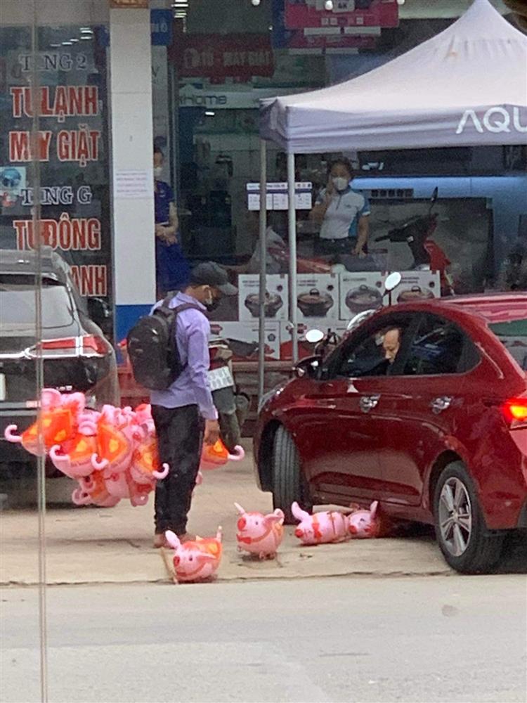 Người đàn ông bán hàng rong bất lực đứng nhìn những chú lợn hơi bị xế hộp đè bẹp, hành động của tài xế gây tranh cãi-3