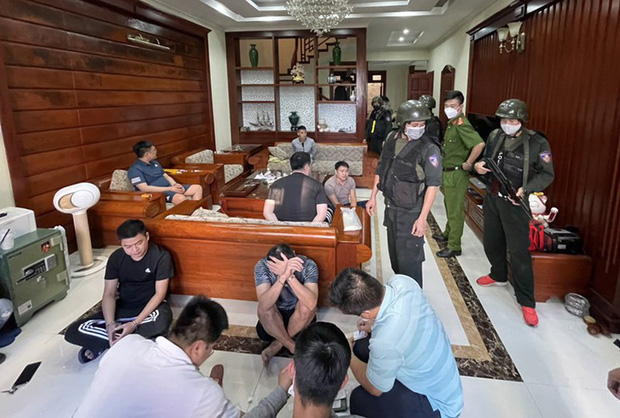 Đường dây đánh bạc 14.000 tỷ đồng: Ông trùm khoe Mercedes Maybach, nhờ thầy tử vi dịch ý nghĩa biển số 16999 ngay trước ngày bị bắt-1