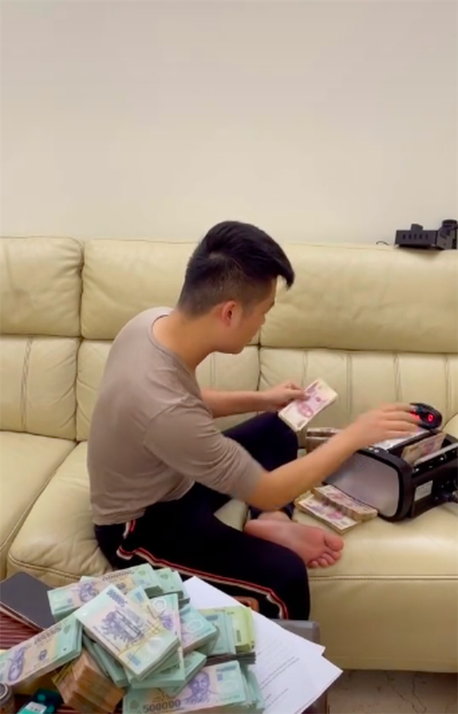 Đường dây đánh bạc 14.000 tỷ đồng: Ông trùm khoe Mercedes Maybach, nhờ thầy tử vi dịch ý nghĩa biển số 16999 ngay trước ngày bị bắt-4