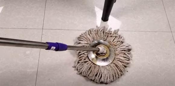 Cây lau nhà có màu đen và bẩn? Hướng dẫn bạn một mẹo nhỏ, ngâm trong nước để dễ dàng loại bỏ bụi bẩn và sáng sạch như mới-1