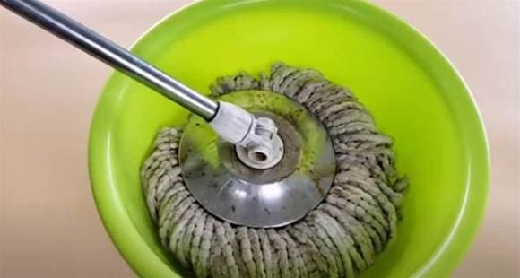 Cây lau nhà có màu đen và bẩn? Hướng dẫn bạn một mẹo nhỏ, ngâm trong nước để dễ dàng loại bỏ bụi bẩn và sáng sạch như mới-2