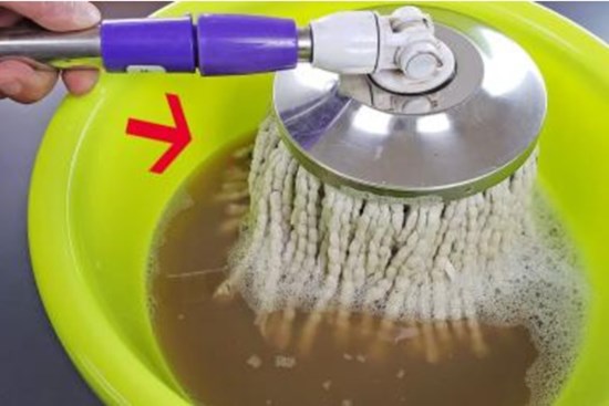 Cây lau nhà có màu đen và bẩn? Hướng dẫn bạn một mẹo nhỏ, ngâm trong nước để dễ dàng loại bỏ bụi bẩn và sáng sạch như mới