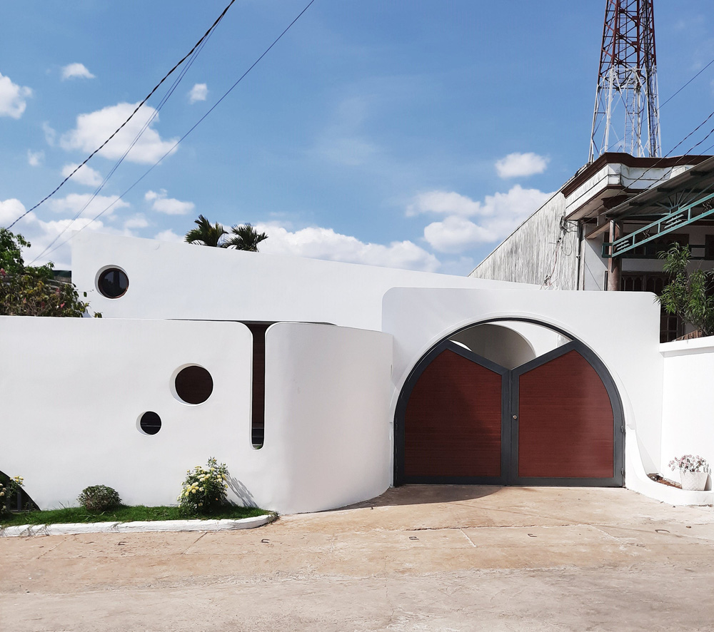 Vợ chồng Đắk Lắk chi hơn 1 tỷ xây nhà cấp 4, mặt tiền gây ấn tượng bởi những đường cong màu trắng phá cách-1