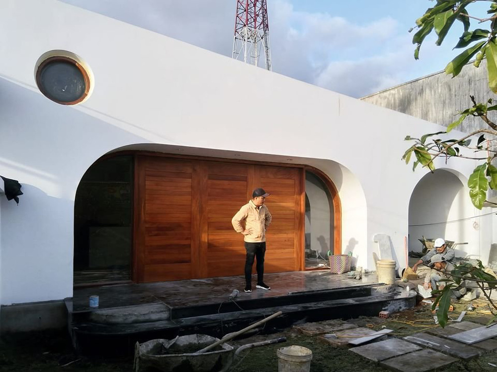 Vợ chồng Đắk Lắk chi hơn 1 tỷ xây nhà cấp 4, mặt tiền gây ấn tượng bởi những đường cong màu trắng phá cách-2