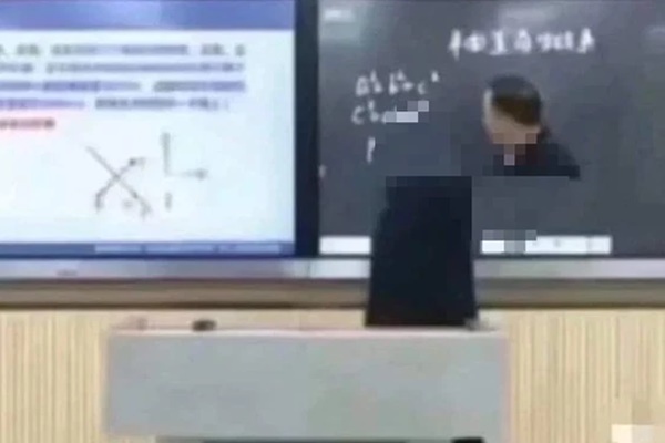 Thầy giáo đang giảng bài thì internet trục trặc, màn hình của sinh viên bất ngờ hiện lên một hình ảnh đáng sợ, xem xong muốn xỉu tại chỗ-1