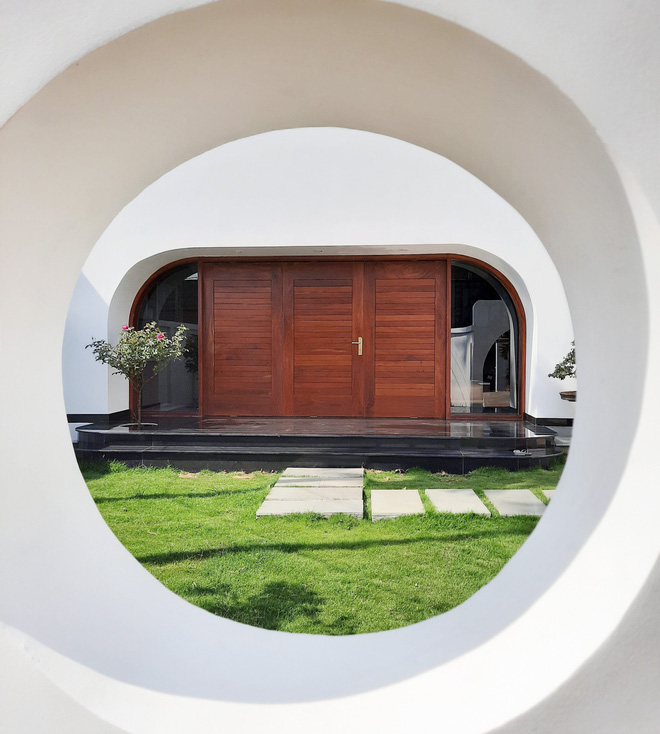 Vợ chồng Đắk Lắk chi hơn 1 tỷ xây nhà cấp 4, mặt tiền gây ấn tượng bởi những đường cong màu trắng phá cách-4