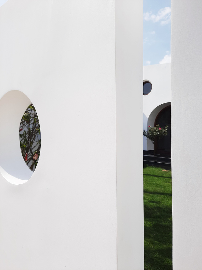 Vợ chồng Đắk Lắk chi hơn 1 tỷ xây nhà cấp 4, mặt tiền gây ấn tượng bởi những đường cong màu trắng phá cách-5