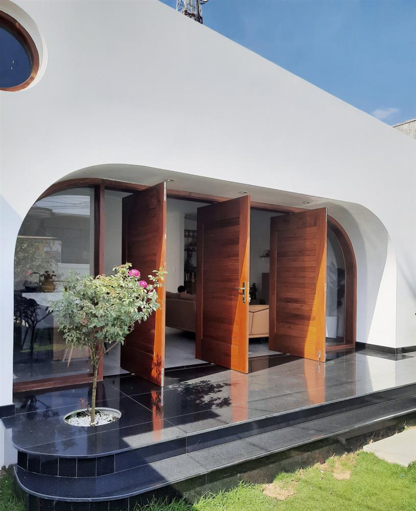 Vợ chồng Đắk Lắk chi hơn 1 tỷ xây nhà cấp 4, mặt tiền gây ấn tượng bởi những đường cong màu trắng phá cách-6