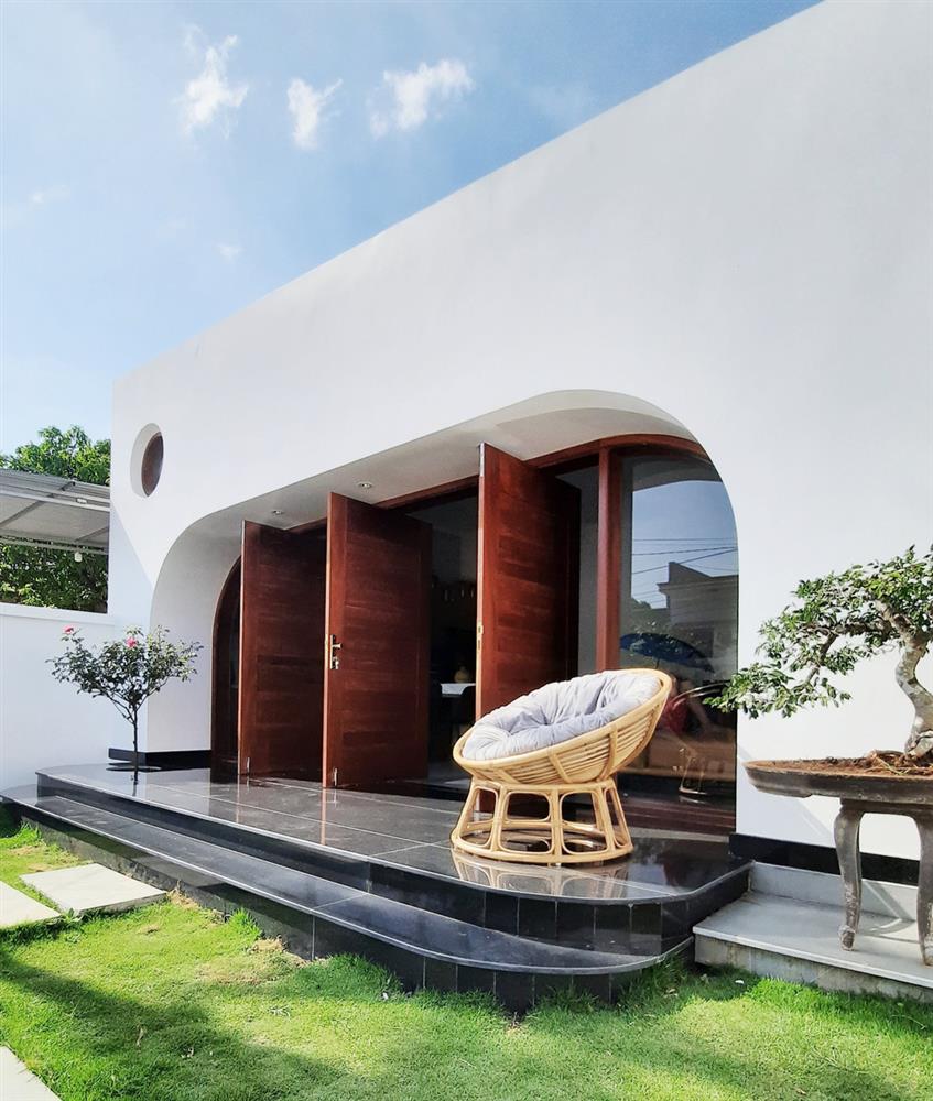 Vợ chồng Đắk Lắk chi hơn 1 tỷ xây nhà cấp 4, mặt tiền gây ấn tượng bởi những đường cong màu trắng phá cách-7