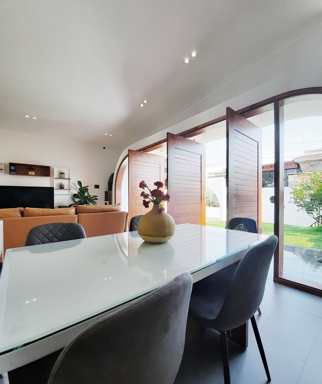 Vợ chồng Đắk Lắk chi hơn 1 tỷ xây nhà cấp 4, mặt tiền gây ấn tượng bởi những đường cong màu trắng phá cách-10