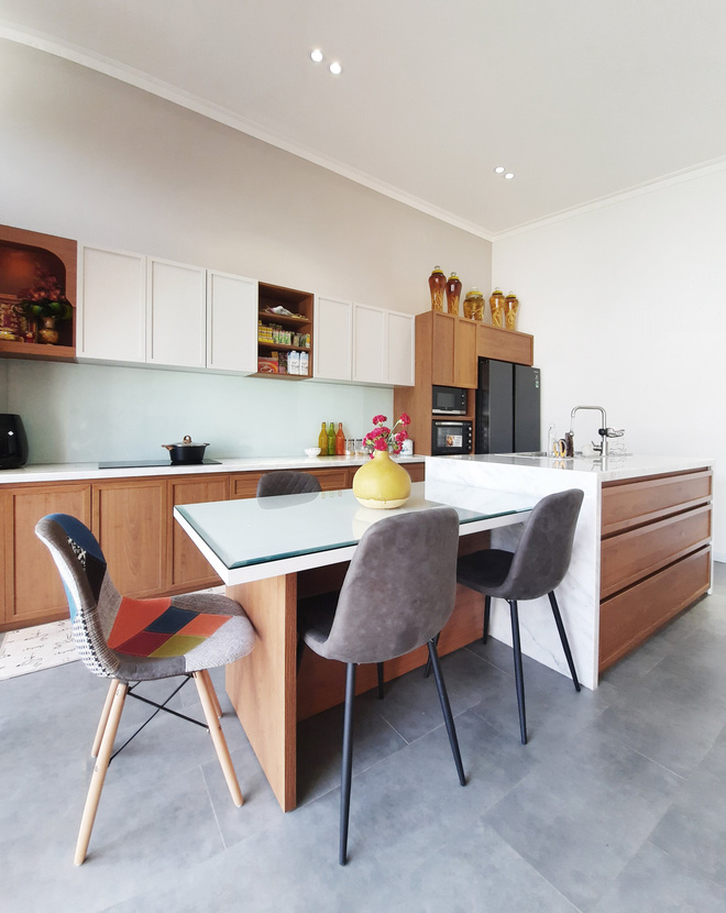 Vợ chồng Đắk Lắk chi hơn 1 tỷ xây nhà cấp 4, mặt tiền gây ấn tượng bởi những đường cong màu trắng phá cách-11