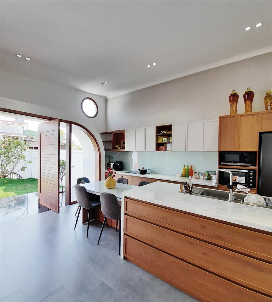 Vợ chồng Đắk Lắk chi hơn 1 tỷ xây nhà cấp 4, mặt tiền gây ấn tượng bởi những đường cong màu trắng phá cách-9