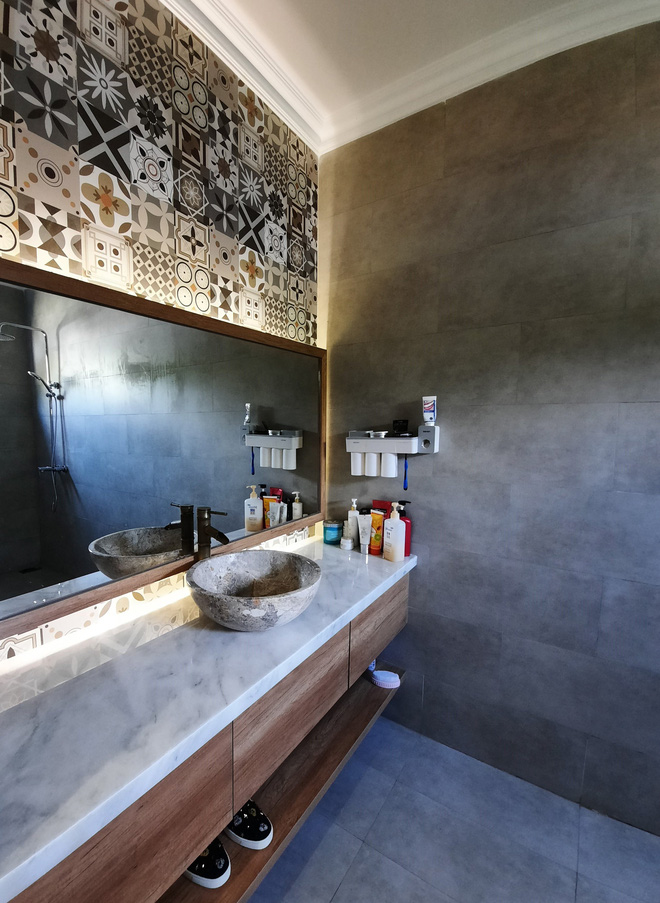 Vợ chồng Đắk Lắk chi hơn 1 tỷ xây nhà cấp 4, mặt tiền gây ấn tượng bởi những đường cong màu trắng phá cách-16