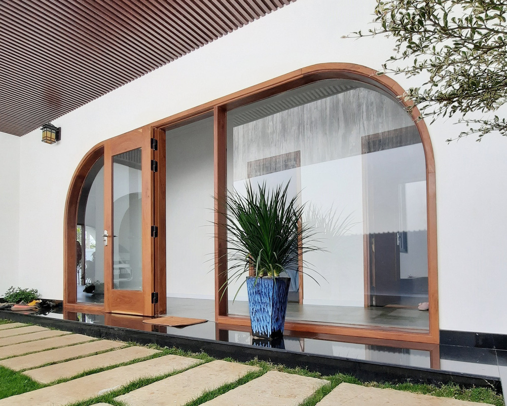 Vợ chồng Đắk Lắk chi hơn 1 tỷ xây nhà cấp 4, mặt tiền gây ấn tượng bởi những đường cong màu trắng phá cách-18