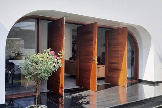 Vợ chồng Đắk Lắk chi hơn 1 tỷ xây nhà cấp 4, mặt tiền gây ấn tượng bởi những đường cong màu trắng phá cách